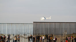 Trump odklepol použitie armády proti migrantom, chce uzavrieť hranicu