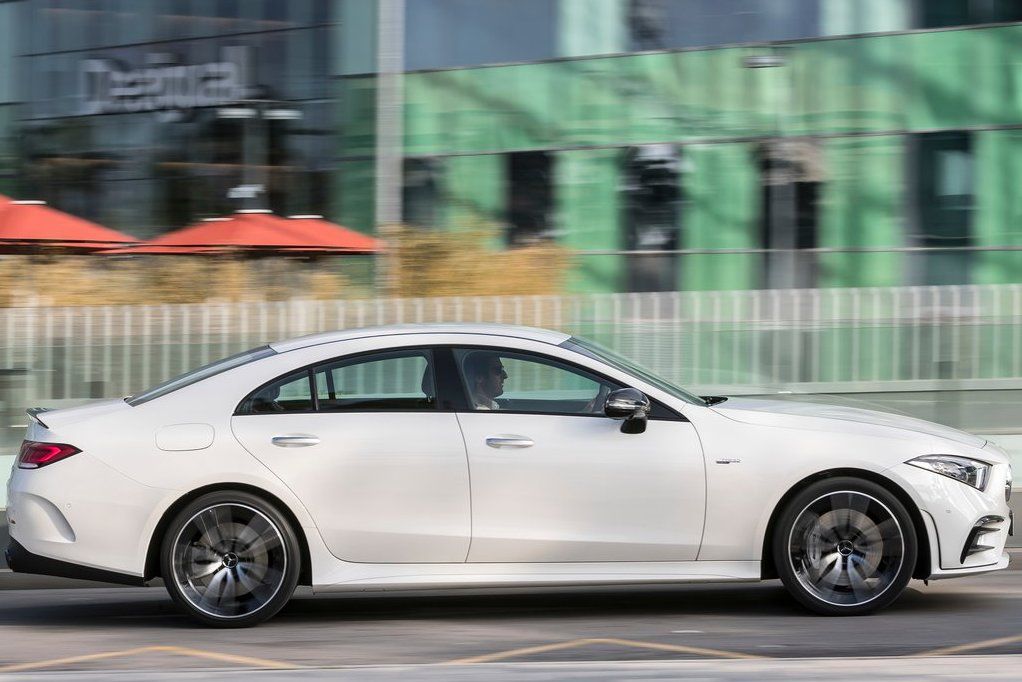 Na ceste držia CLS AMG 19- a za príplatok...