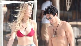 Bozky, dotyky, úsmevy lásky! Němcová sa na pláži túli k novému chlapovi