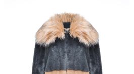 Dámsky kabát z falošnej kožušiny, predáva Pinko za 720 eur. 