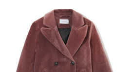Dámsky kabát z falošnej kožušiny, predáva Resrved za 59,99 eura.