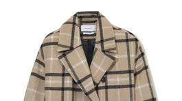Dámsky kabát z vlnenej zmesi s károvaným vzorom. Za 89,99 eura predáva Reserved. 