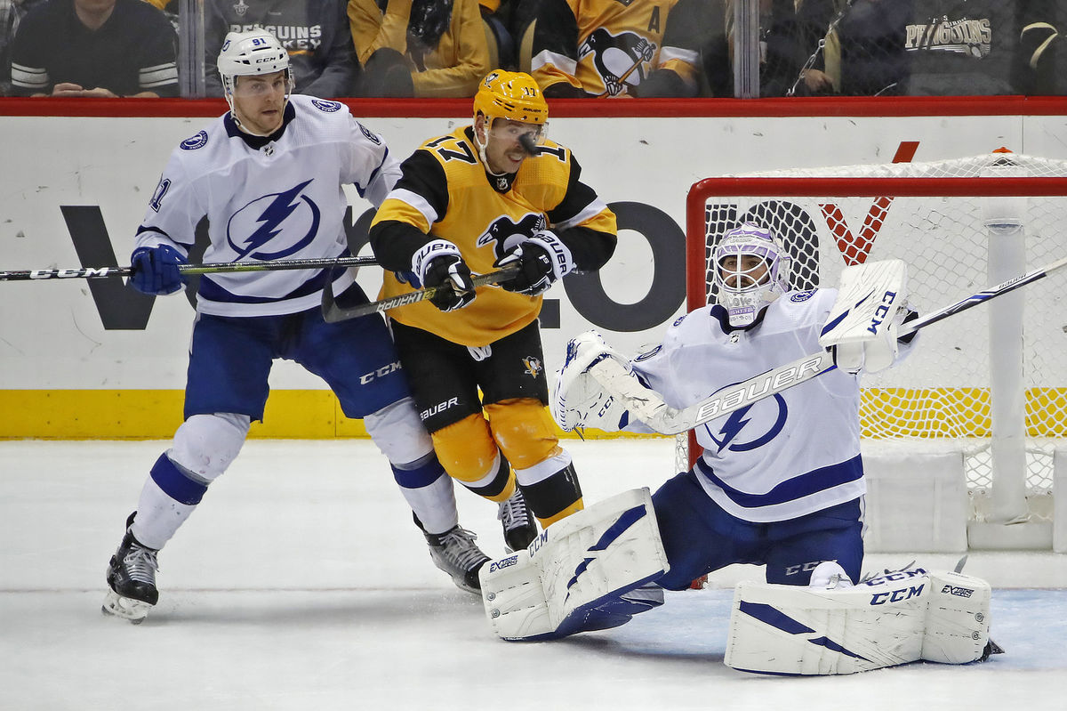 Obranca Tampy Erik Černák v súboji s Bryanom...