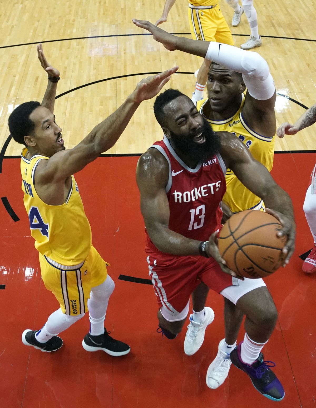Hviezda Houstonu James Harden medzi hráčmi...