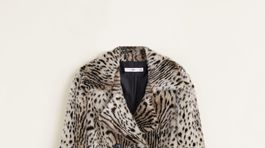 Kabát z falošnej kožušiny so zvieracím vzorom, predáva Mango za 149,99 eura.