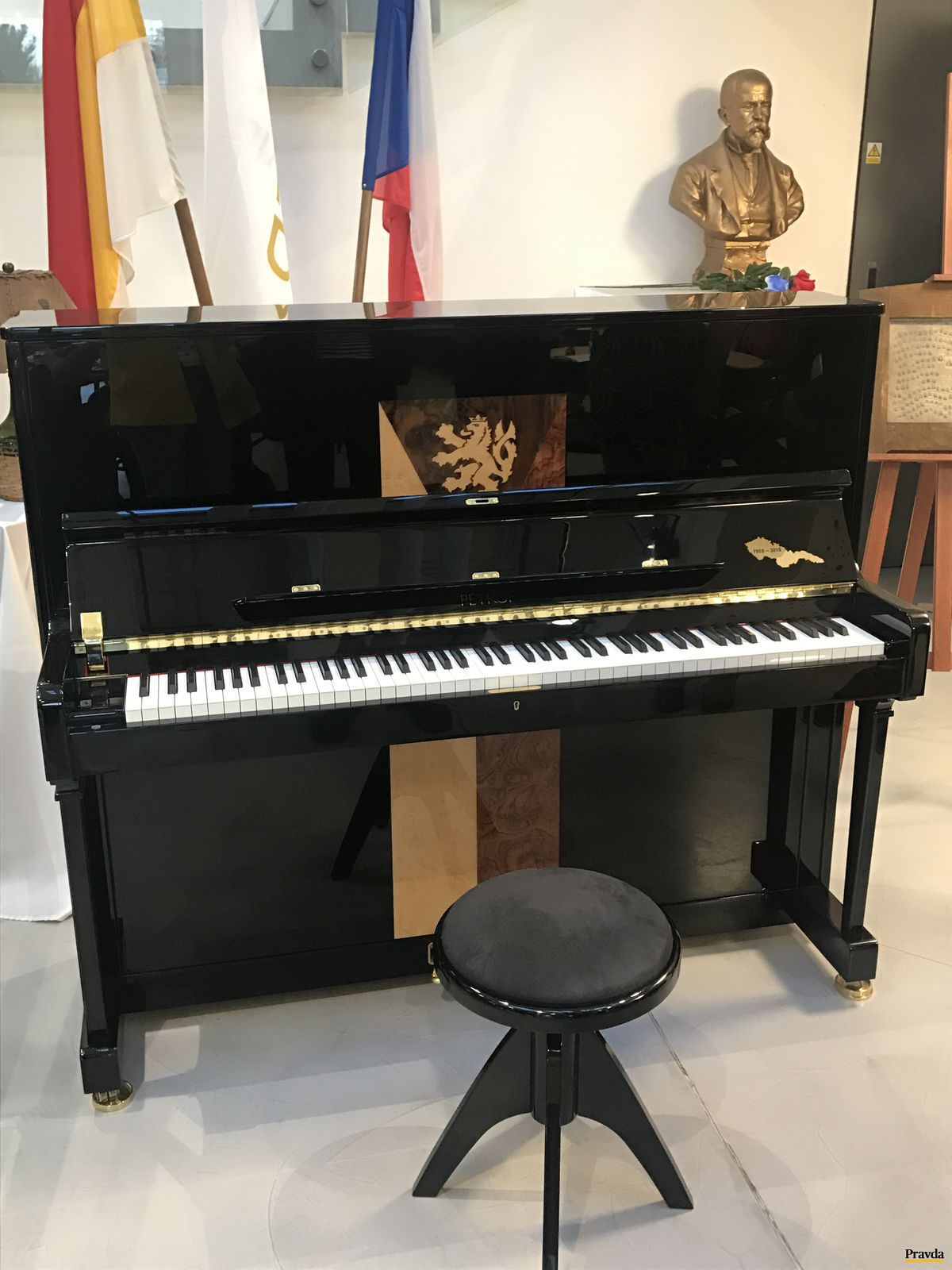 Piano Petrof k 100. výročiu vzniku republiky.