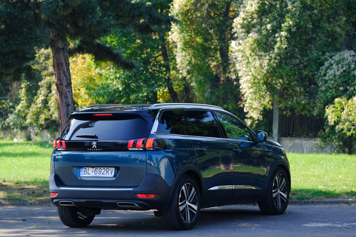 Peugeot 5008 GT do seba pojme 7 pasažierov.