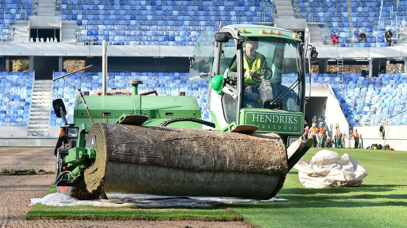 Pokladanie nového trávnika na Tehelnom poli.