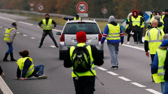 Počas protestov vo Francúzsku utrpelo zranenia vyše 400 ľudí