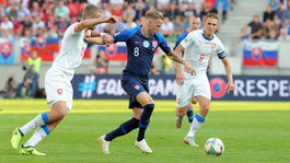 Koronavírus u Čechov. Odkladajú let, Slavia chce stiahnuť hráčov