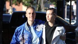 Spevák Justin Bieber a modelka Hailey Baldwin na archívnom zábere z ulice v Los Angeles. 