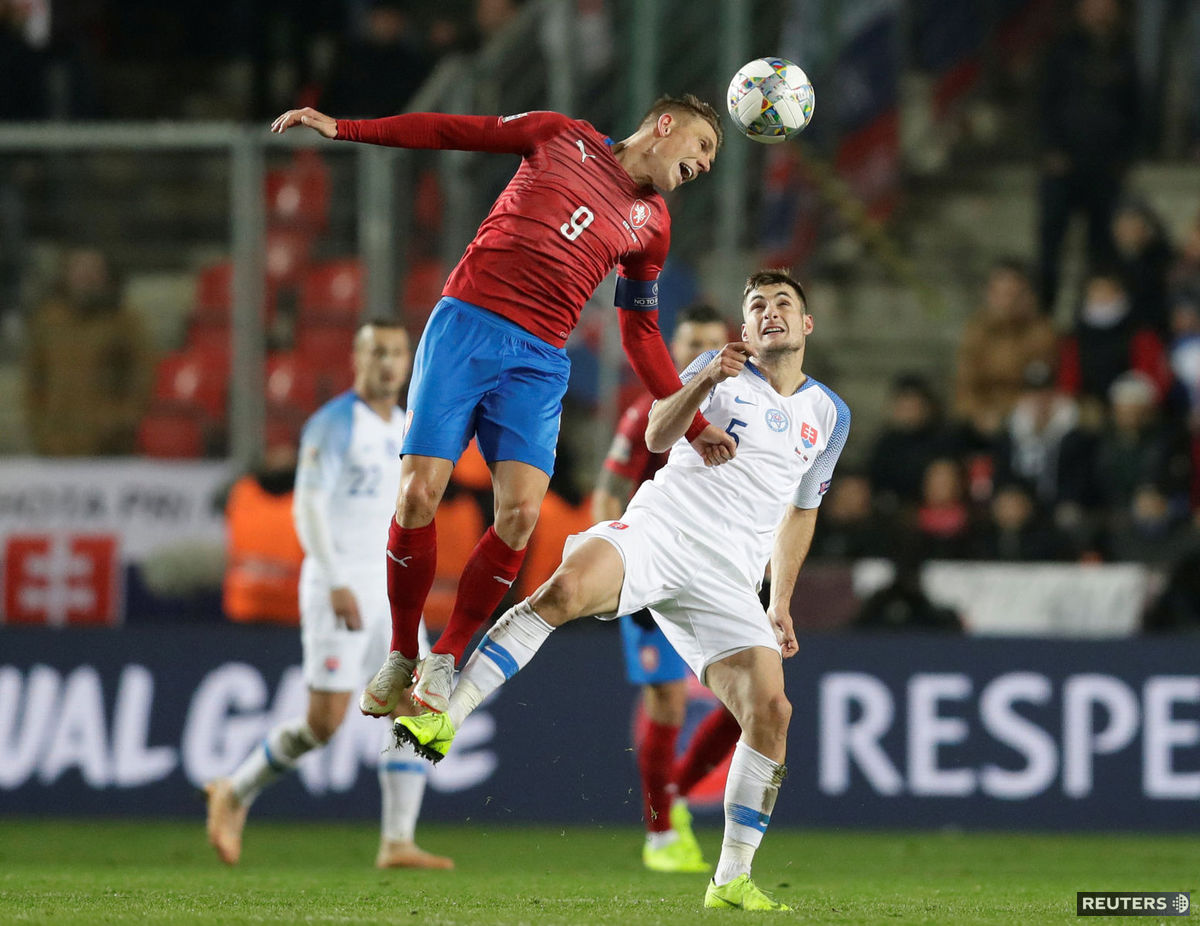 Bořek Dočkal hlavičkuje cez Matúša Bera.