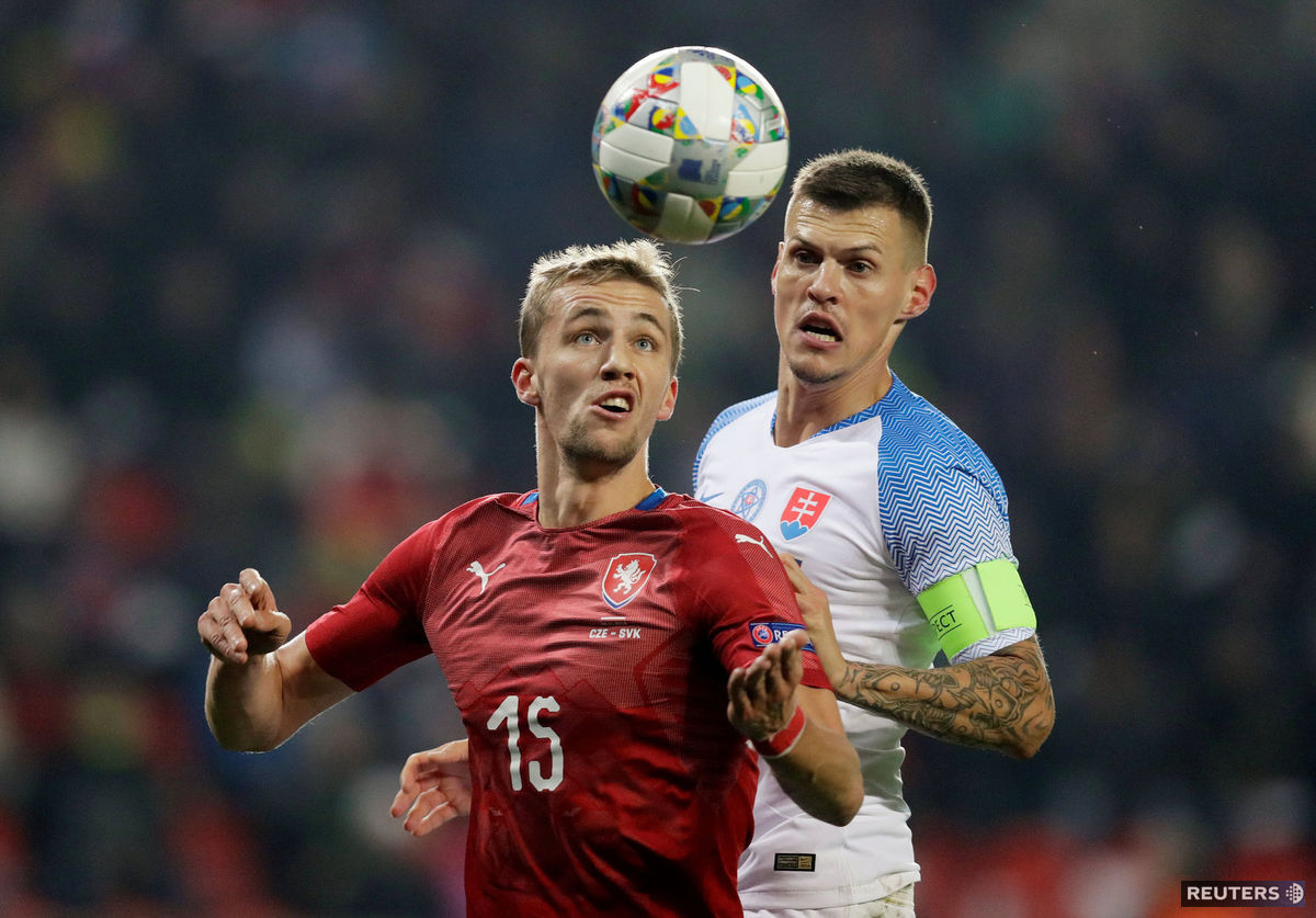 Martin Škrtel v súboji s Čechom Tomášom Součkom.