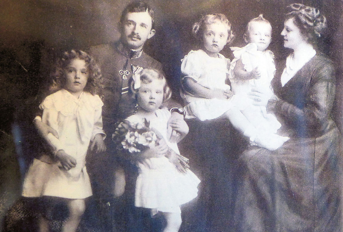 Karol a Zita s deťmi, celkom naľavo stojí...