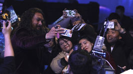 Herec Jason Momoa si robil selfie s fanúšikmi v Číne. 