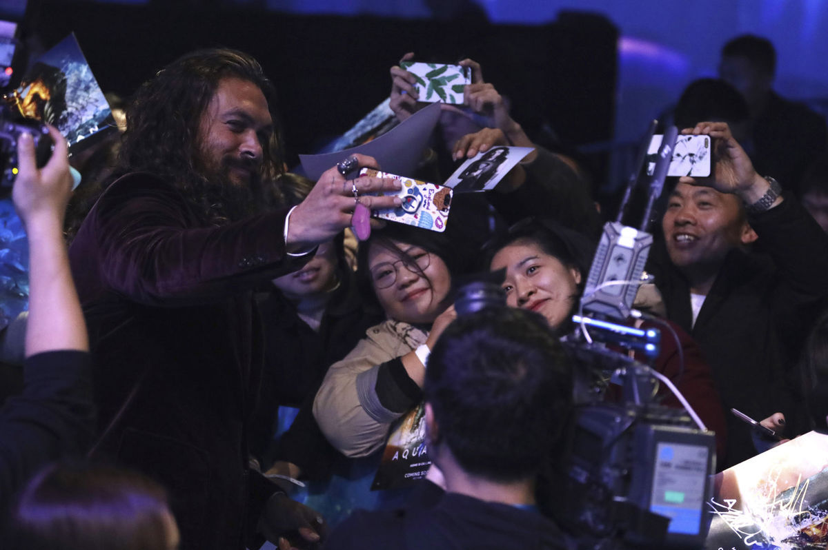 Herec Jason Momoa si robil selfie s fanúšikmi v...