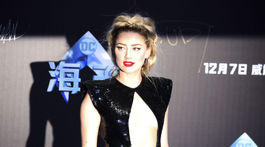 Herečka Amber Heard predstavila novinku Aquaman na svetovej premiére v Pekingu.