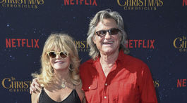 Herečka Goldie Hawn a jej životný partner Kurt Russell na premiére The Christmas Chronicles v Los Angeles.