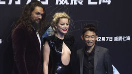 Jason Momoa (vľavo, herečka Amber Heard a režisér James Wan