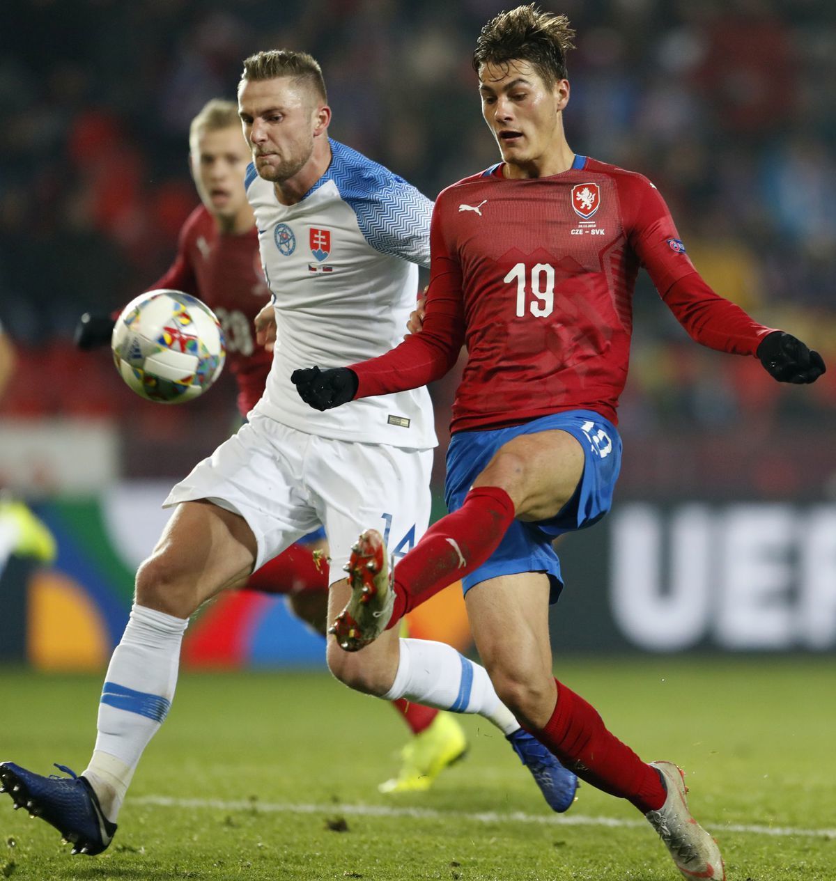 Patrik Schick (vpravo) bude českým futbalistom...