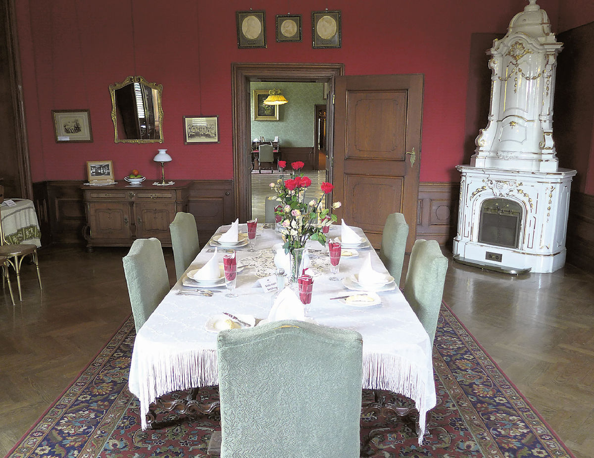 Miestnosť, kde Karol, Zita a ich hostia...