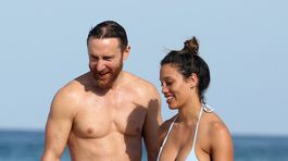 Dídžej Guetta ukázal na pláži mladučkú milenku. Ale pozor, on je samý sval! 