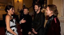 Vojvodkyňa Meghan v rozhovore s časťou členov skupiny Take That - zľava: Gary Barlow, Jason Orange a Mark Owen. 