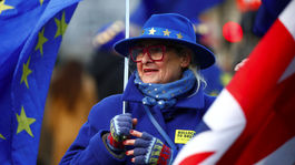 Pred britským parlamentom sa stále protestuje...