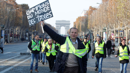 Protesty proti zvyšovaniu daní vo Francúzsku majú druhú obeť