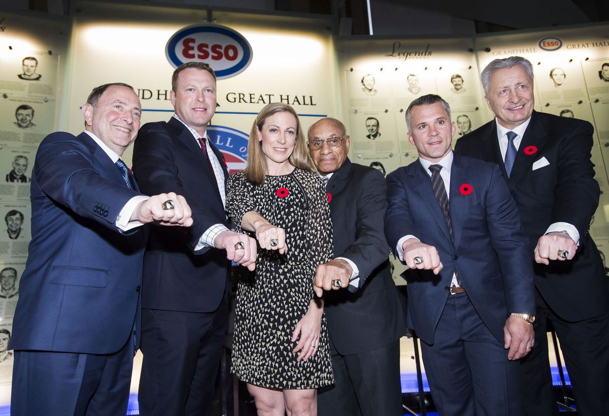 Zľava Gary Bettman, Martin Brodeur, Jayna...