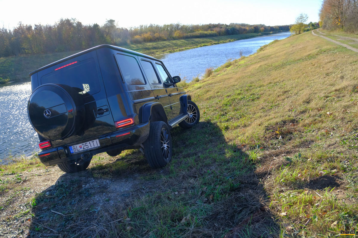 Mercedes G500 je v teréne ako doma.