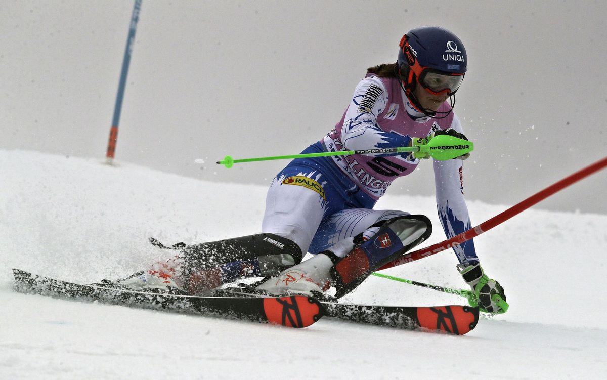 Petra Vlhová na zahmlenej trati.