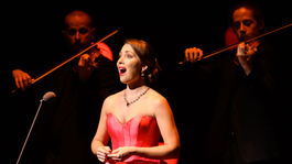 Sopranistka Adriana Kučerová počas hudobného programu. 