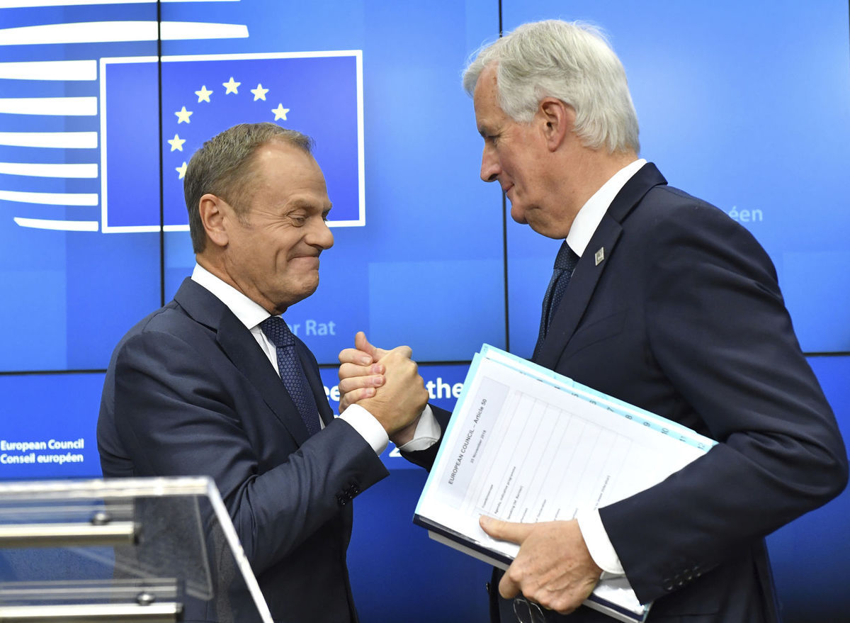 Predseda Európskej rady Donald Tusk (vľavo) a...
