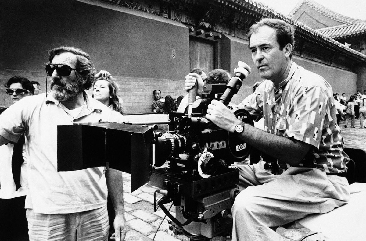 Bernardo Bertolucci (vpravo) počas nakrúcania...