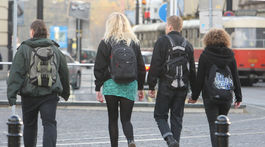 Extrémisti si udržujú podporu medzi mladými