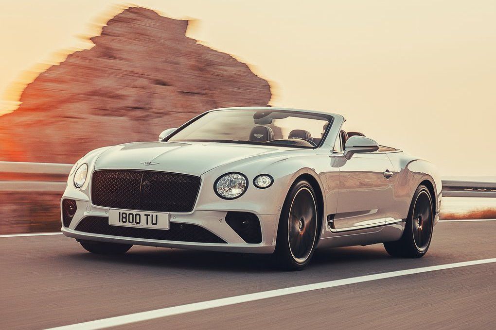 Kabriolet je odvodený z kupé Continental GT....