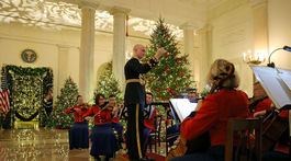 Námornícka kapela hrá v Bielom dome v rámci oficiálneho predstavenie vianočnej výzdoby. 