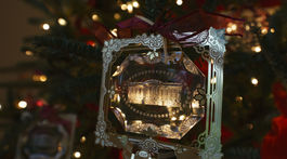 Oficiálny vianočný ornament prezidentskej rodiny je súčasťou výzdoby v Bielom dome. 