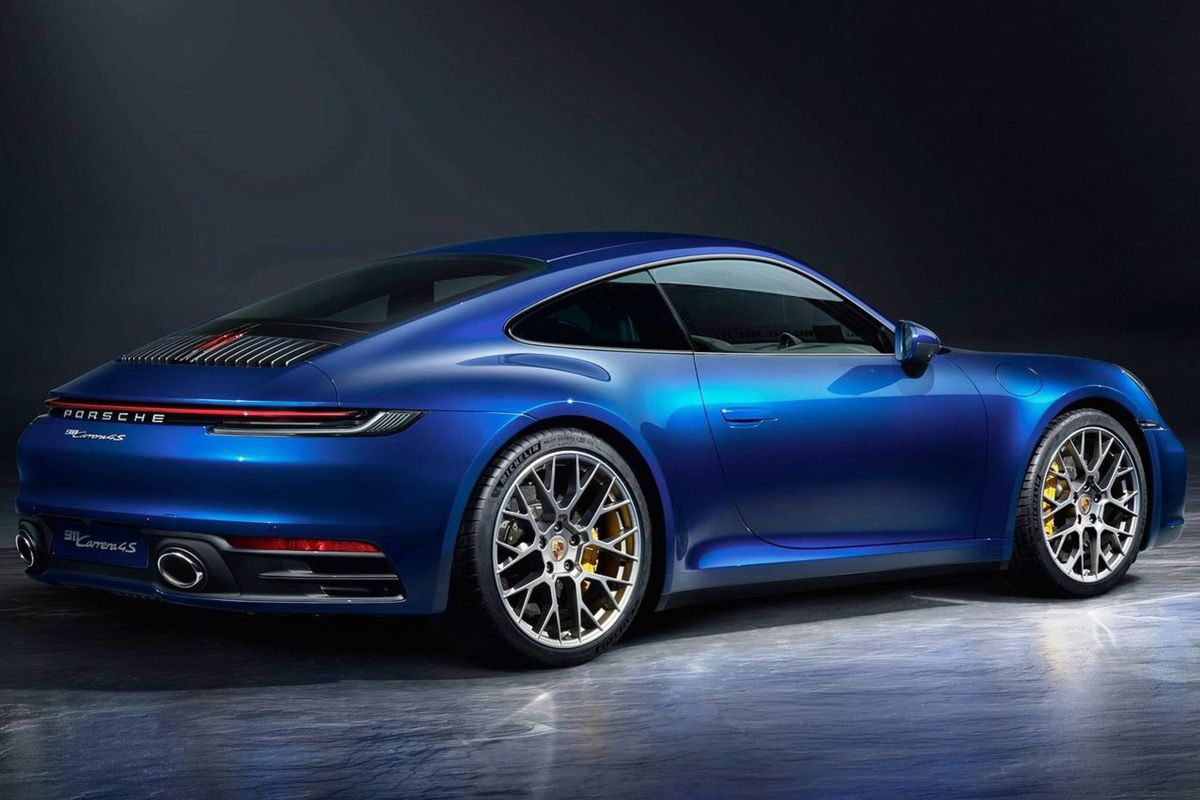 Aj vzadu je Porsche 911 širšie. Týkať sa to...