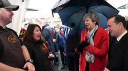 Mayová obhajuje svoj brexit