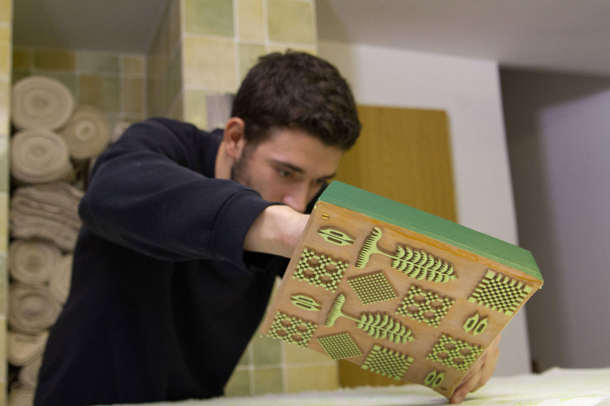 Peter Trnka pri nanášaní rezervy.