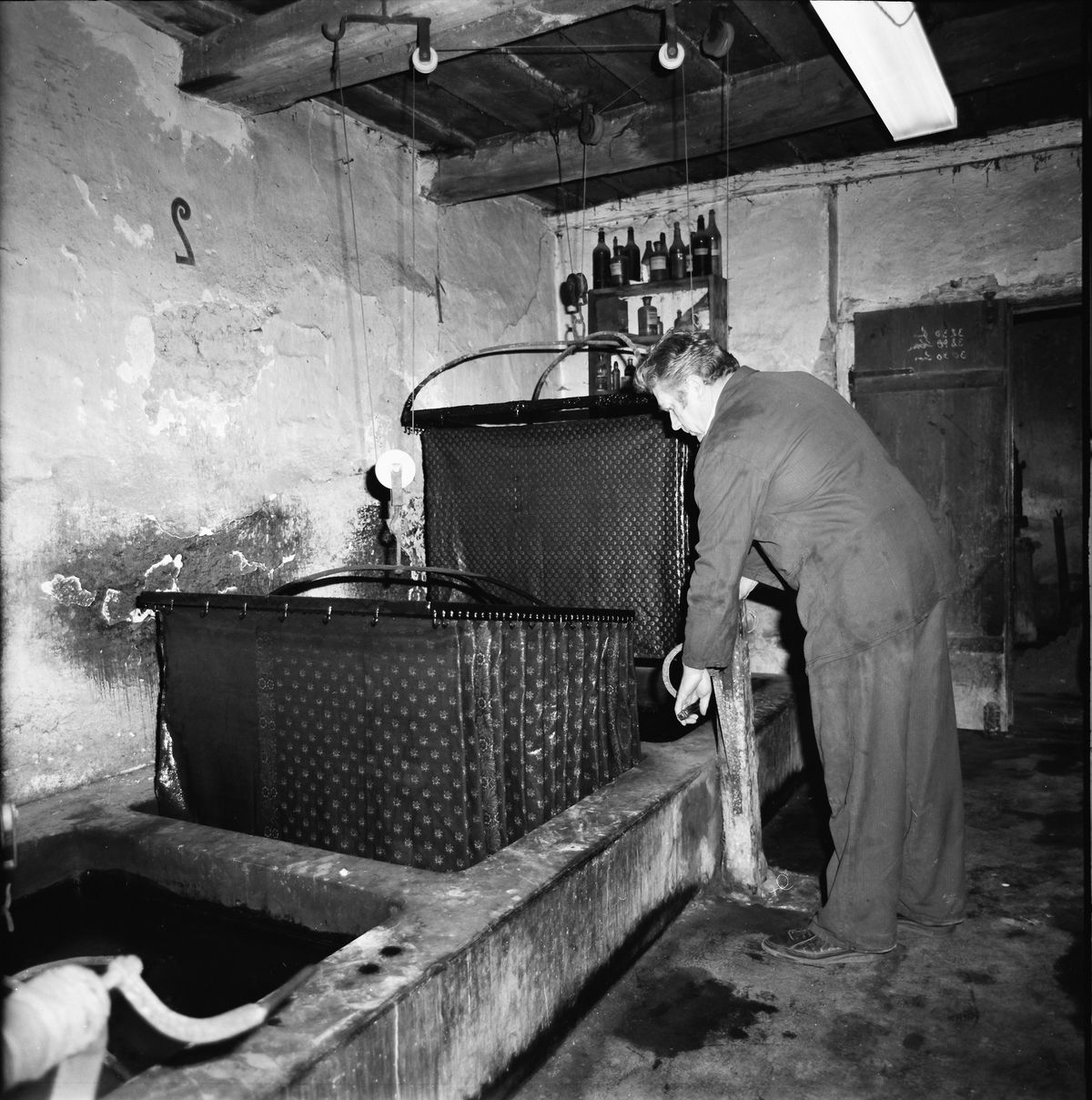 Modrotlačiar Stanislav Trnka pri výrobe...