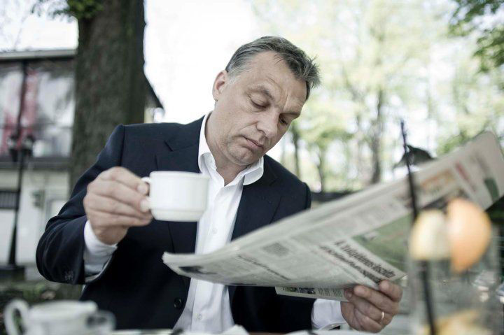 Maďarský premiér Viktor Orbán číta noviny na...