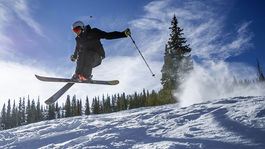 Najväčšie lyžiarske strediská navštívilo v zime menej návštevníkov, poklesli aj tržby