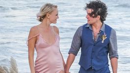 Vietor sa pohral so šatami slávnej nevesty! Také telo by bola škoda skrývať