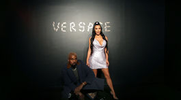 Manželia Kanye West a Kim Kardashian pózujú fotografom pred prehliadkou Versace. 