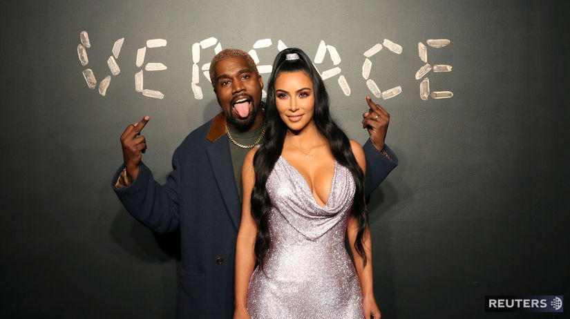 Manželia Kanye West a Kim Kardashian pózujú...