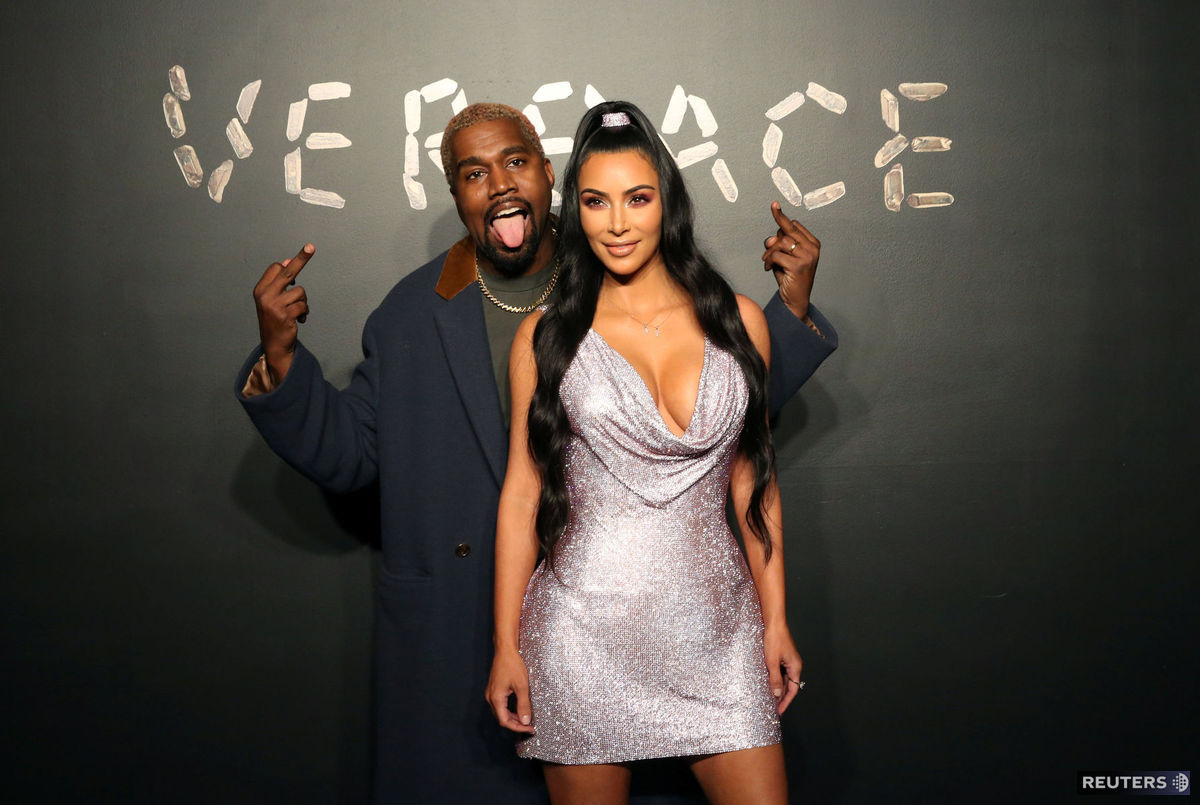 Manželia Kanye West a Kim Kardashian pózujú...