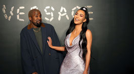 Manželia Kanye West a Kim Kardashian pózujú fotografom pred prehliadkou Versace. 